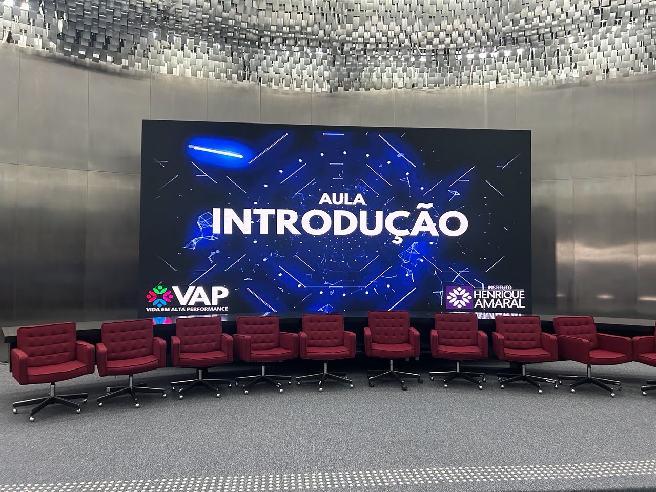 Painel de LED com conteúdo de abertura de evento corporativo