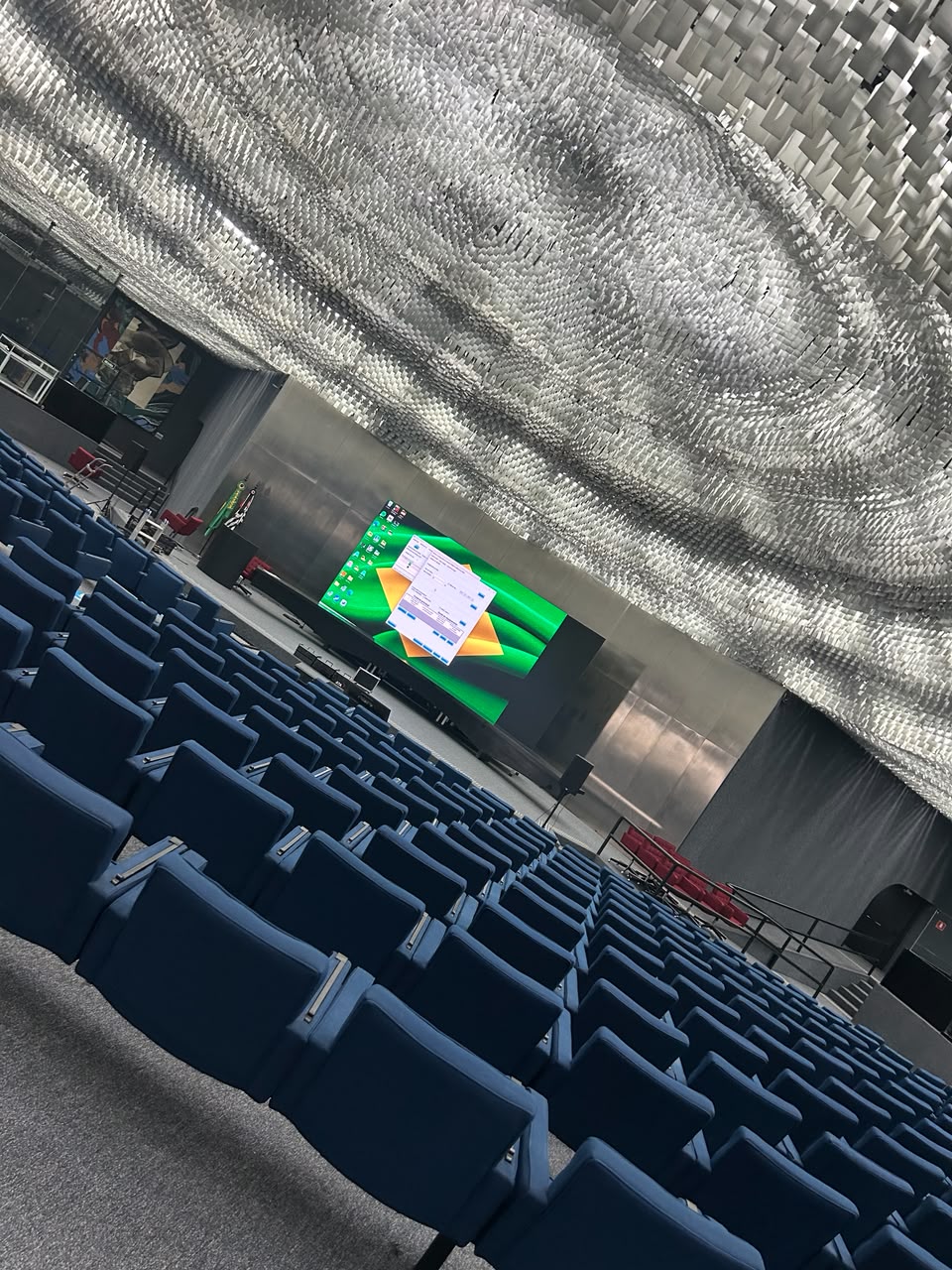 Painel de LED com identidade visual de evento