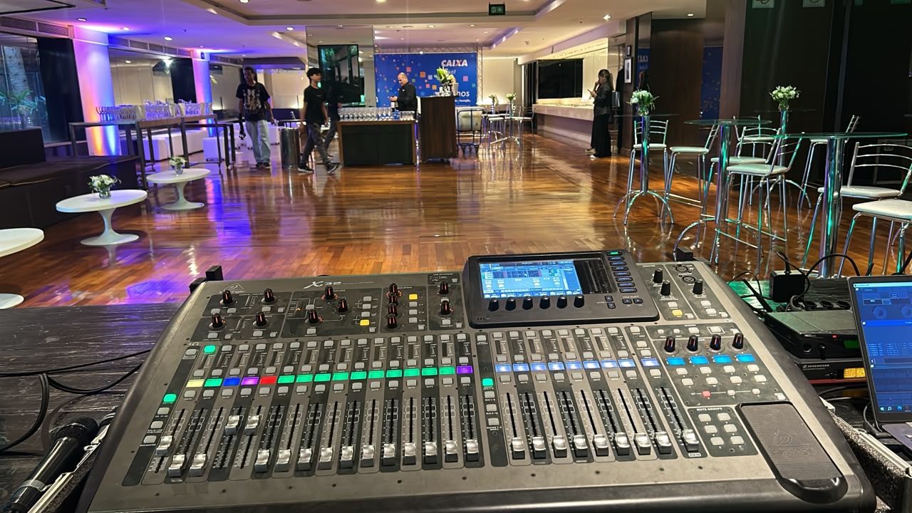 Espaço de evento social com ambientação elegante