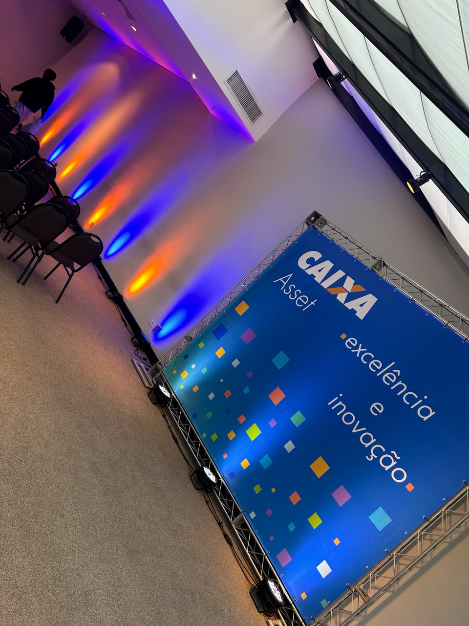 Estrutura de evento corporativo com identidade visual
