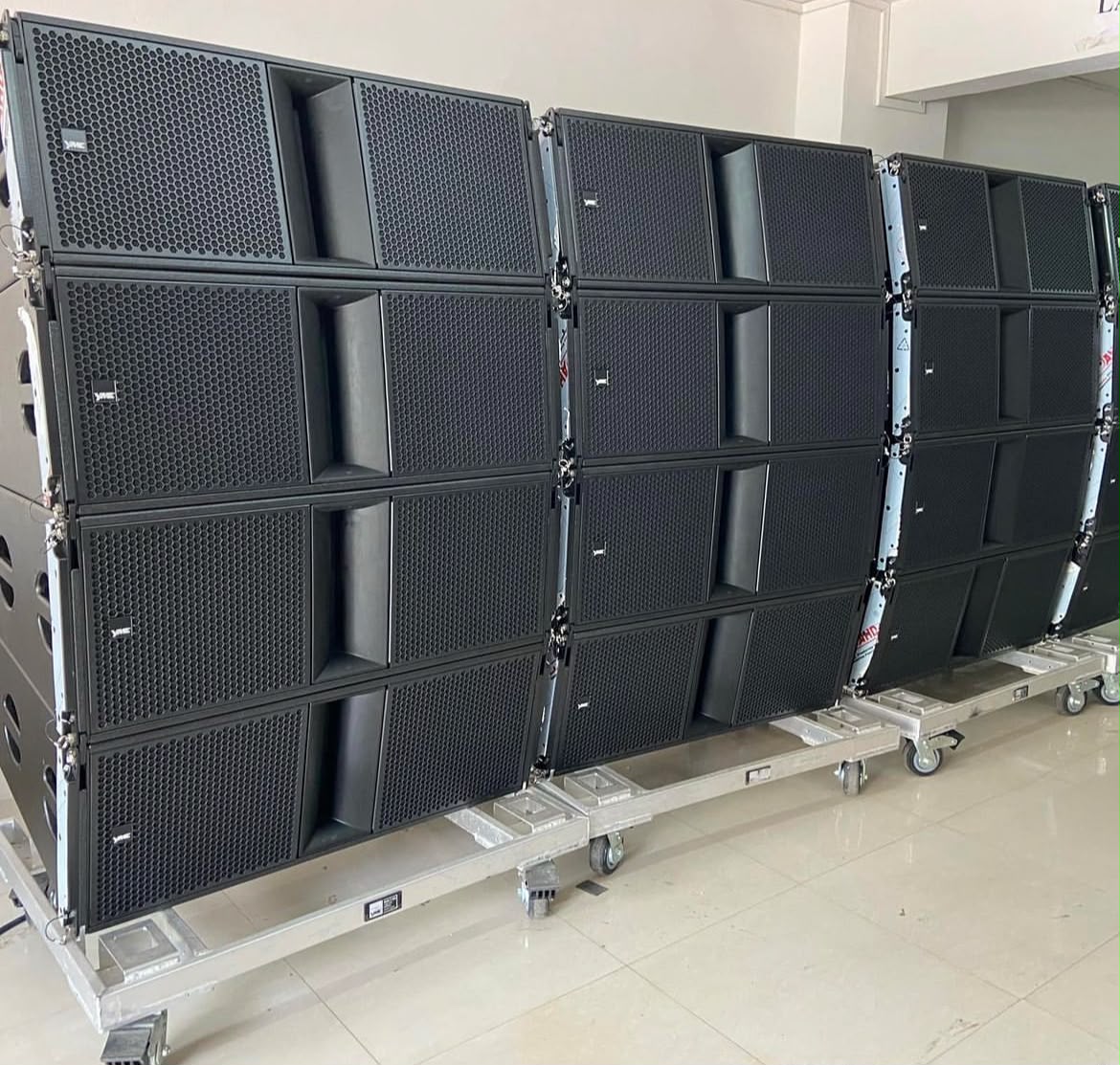 Line array montado em carrinhos para transporte