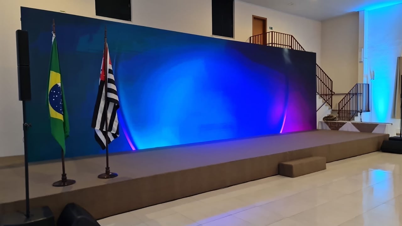 Painel de LED em palco com bandeiras