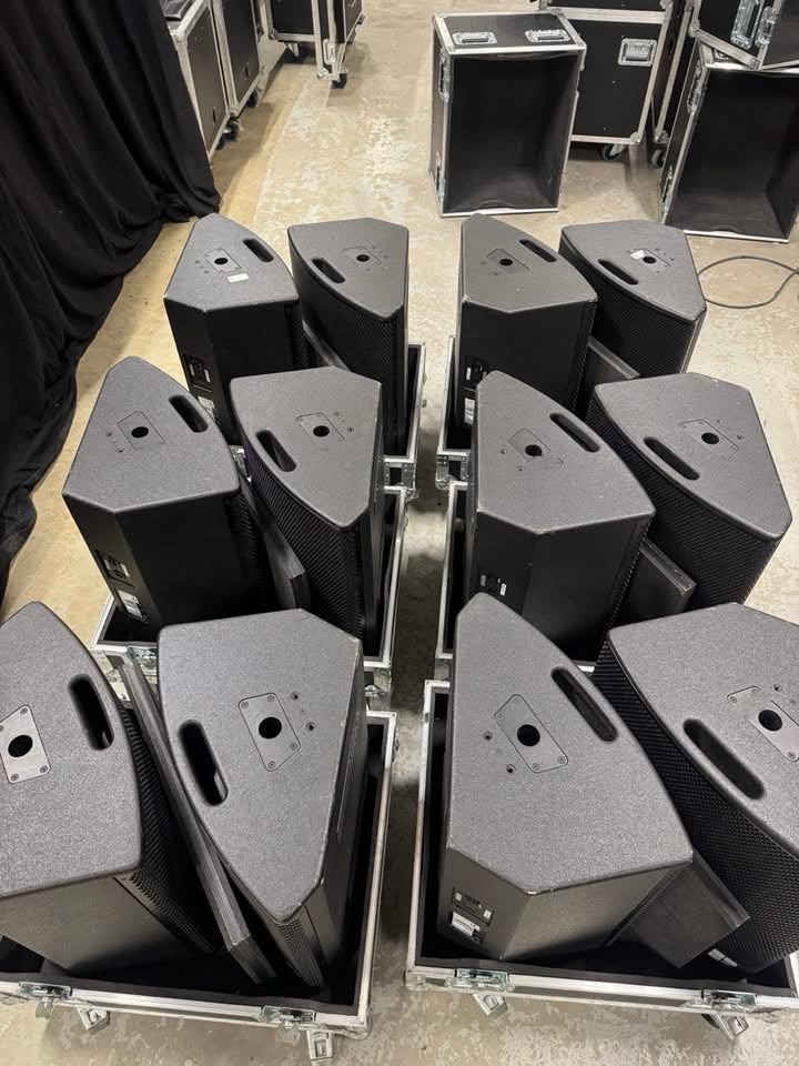 Caixas de som acomodadas em flight cases