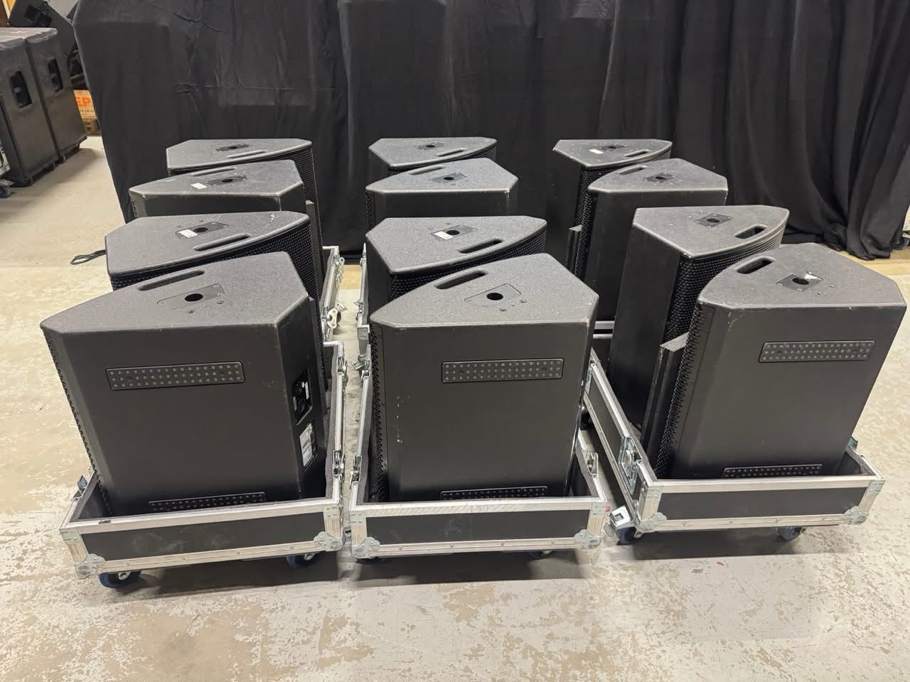 Conjunto de caixas line array em flight cases