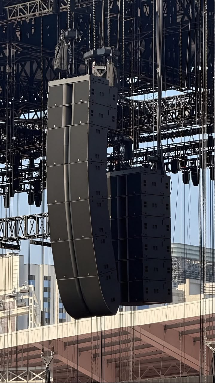 Line array suspenso em treliça com vista da cidade