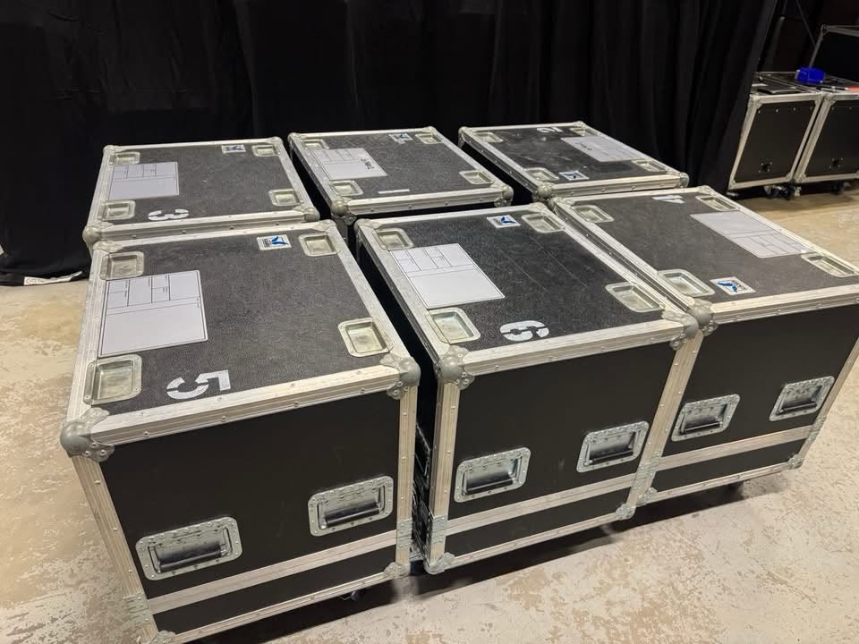 Equipamentos em flight cases organizados para transporte