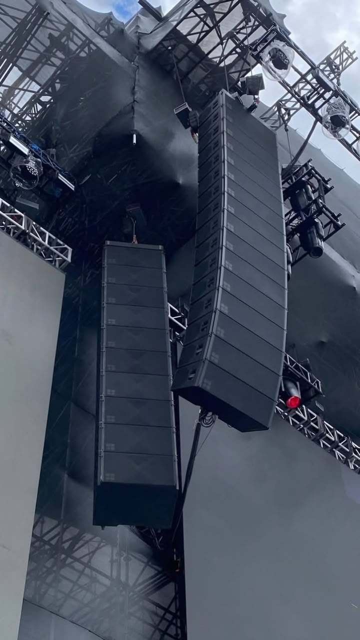 Line array suspenso em estrutura de palco