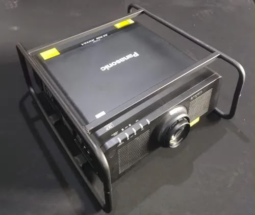 Projetor Panasonic de alta performance montado em rack