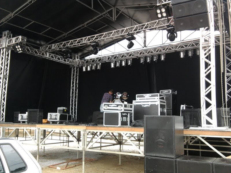 Palco montado com treliças, iluminação e equipamentos de áudio
