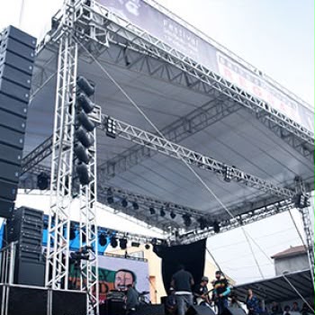 Palco coberto com estrutura de treliça em evento ao vivo
