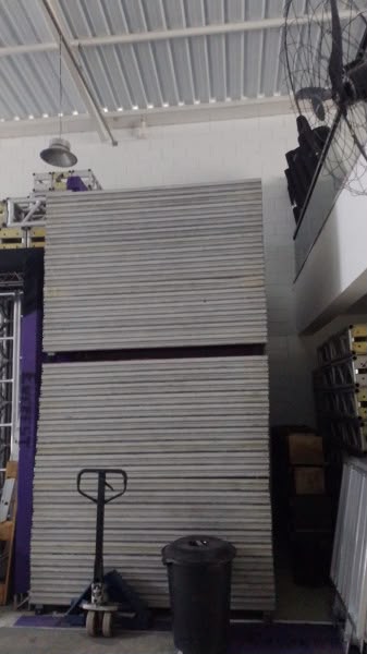 Plataformas de palco empilhadas no estoque