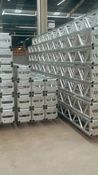 Treliças e estruturas modulares organizadas no galpão