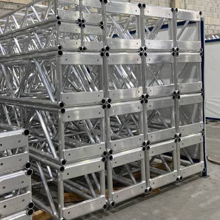 Estruturas de treliça empilhadas prontas para transporte